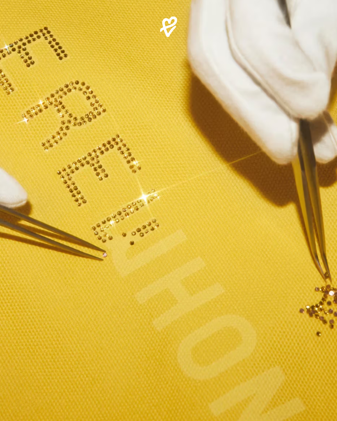 Swarovski'nin 130. yılına özel tasarlanan, Erewhon ve JUICE işbirliğiyle sunulan Signature Tote Bag koleksiyonu