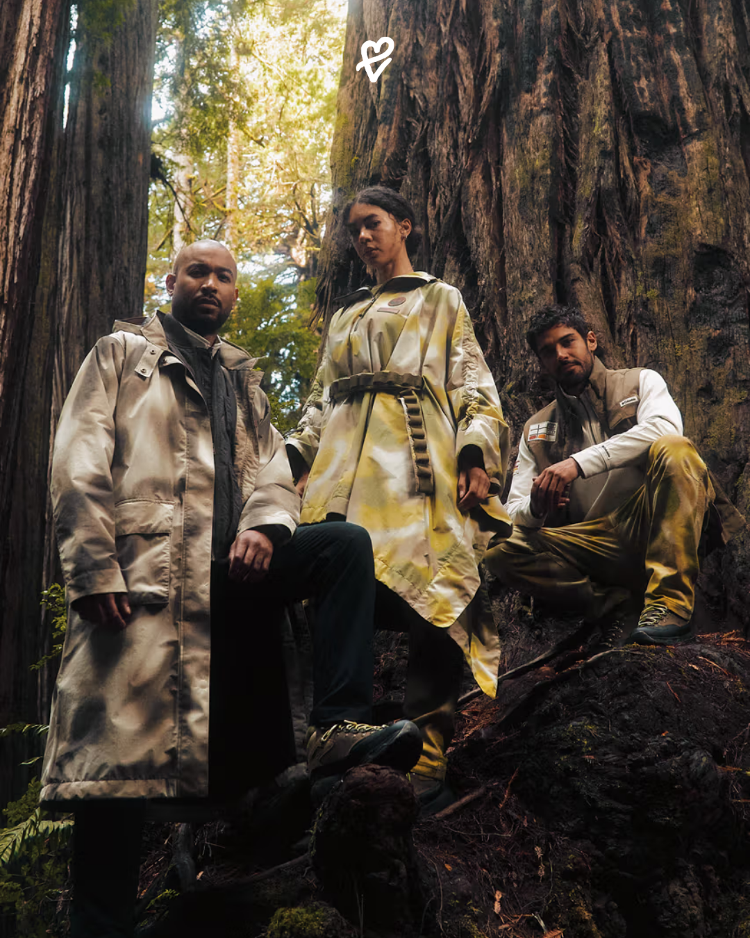 Columbia Sportswear ve Star Wars iş birliğinden doğan The Endor Collection'a ait kamuflaj desenli ceket giyen bir model, orman zemininde yürürken.