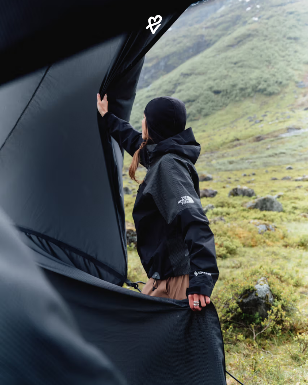 The North Face HKE koleksiyonundan bir ceket giyen kişi, şehir sokaklarında yürürken.