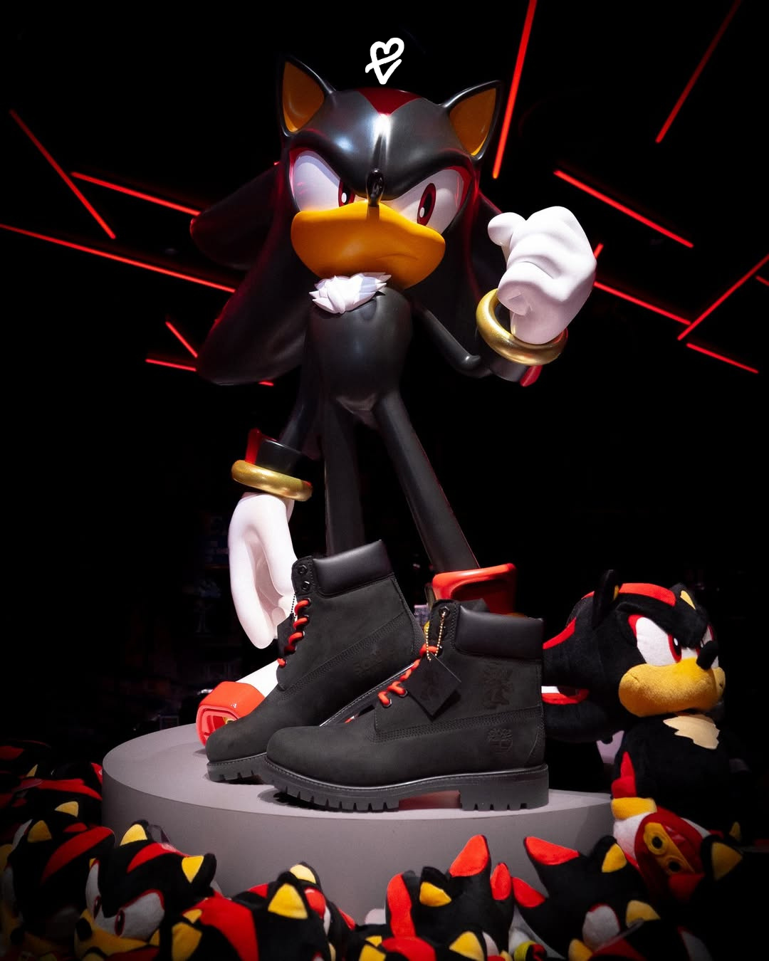Shadow the Hedgehog karakterinden ilham alan siyah ve kırmızı Timberland botlar, şehir sokaklarında gece ışığı altında görüntüleniyor.
