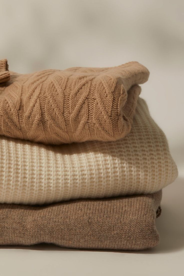 Triko kumaşın detaylı örgü dokusu ve yumuşak yapısı