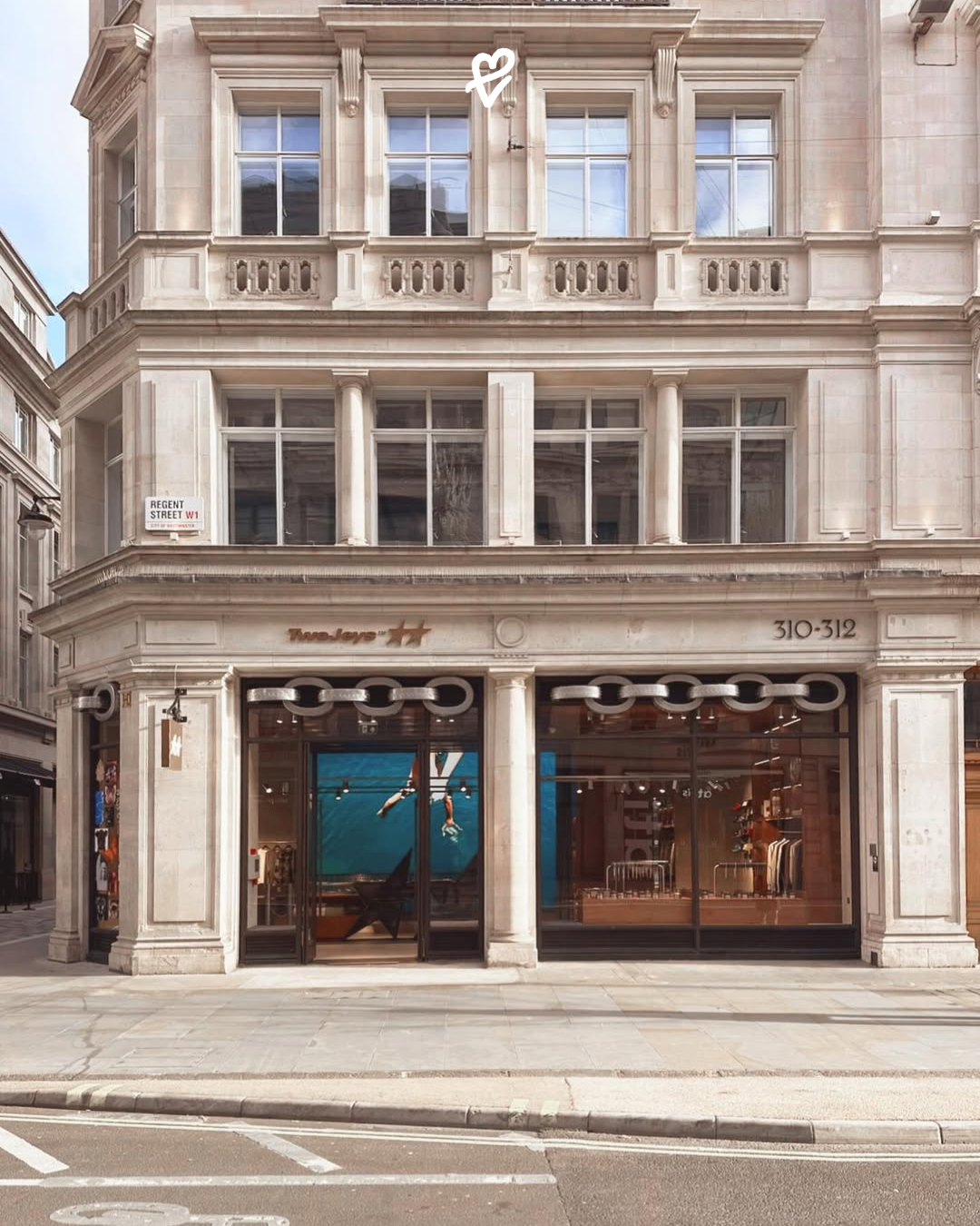 Regent Street‟te yer alan TwoJeys mağazasının dış cepheden görüntüsü, modern ve sokak stilini yansıtan mimarisiyle dikkat çekiyor.