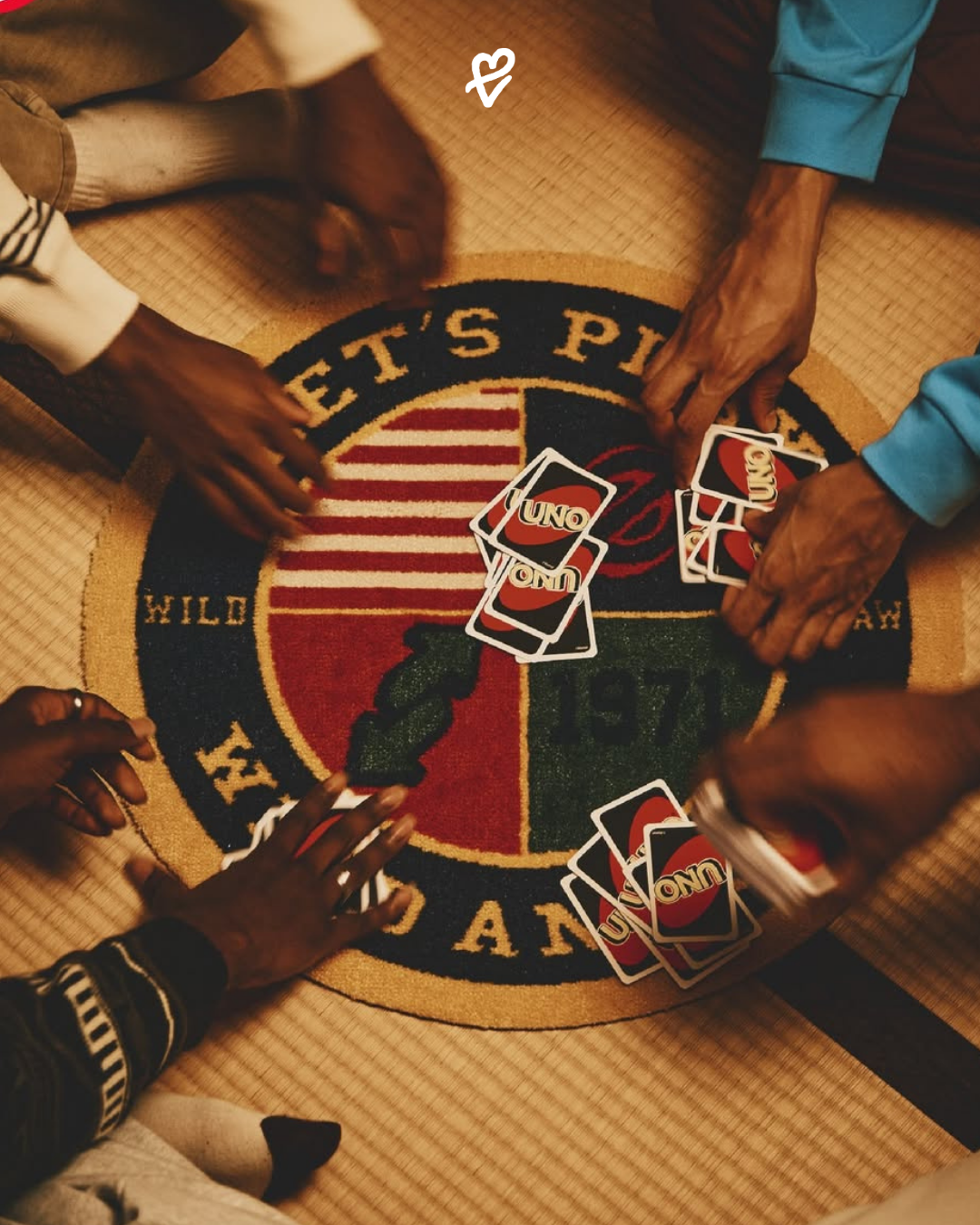 WIND AND SEA x UNO koleksiyonundan patchwork ceketli model, retro sokak stilinde poz veriyor