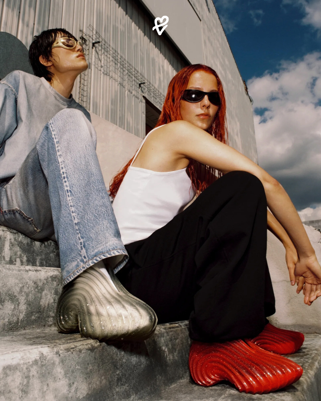 Şeffaf mavi, kırmızı, yeşil ve siyah tonlarda Quantum Thong, Platform ve Sneaker X modellerini sergileyen Diesel x Melissa ayakkabıları.