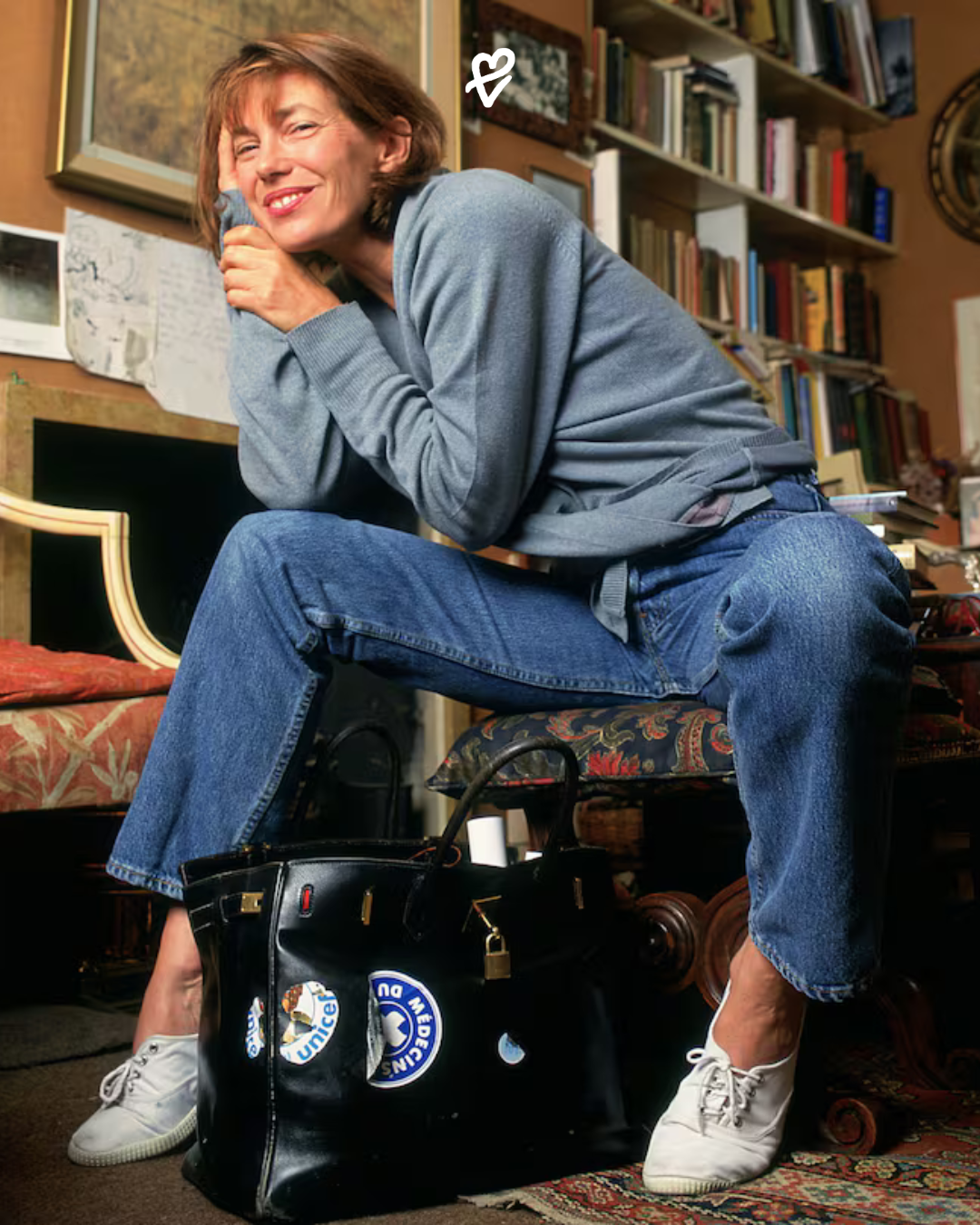 Jane Birkin’in 1984 tarihli kahverengi Hermès Birkin prototip çantası Sotheby’s müzayedesinde sergilendiği anın yüksek çözünürlüklü fotoğrafı.